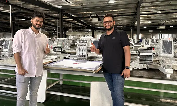Buitenlandse vrienden komen de fabriek bezoeken
